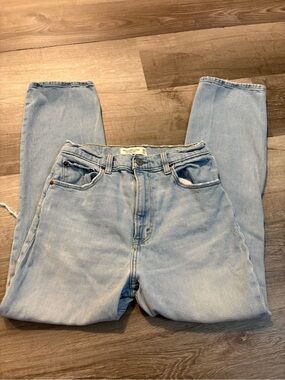 Abercrombie & Fitch Light Wash Straight Leg Women’s Jeans